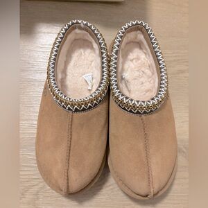 BNIB Ladies Size 5 Ugg Tasman Slippers in Chestnut